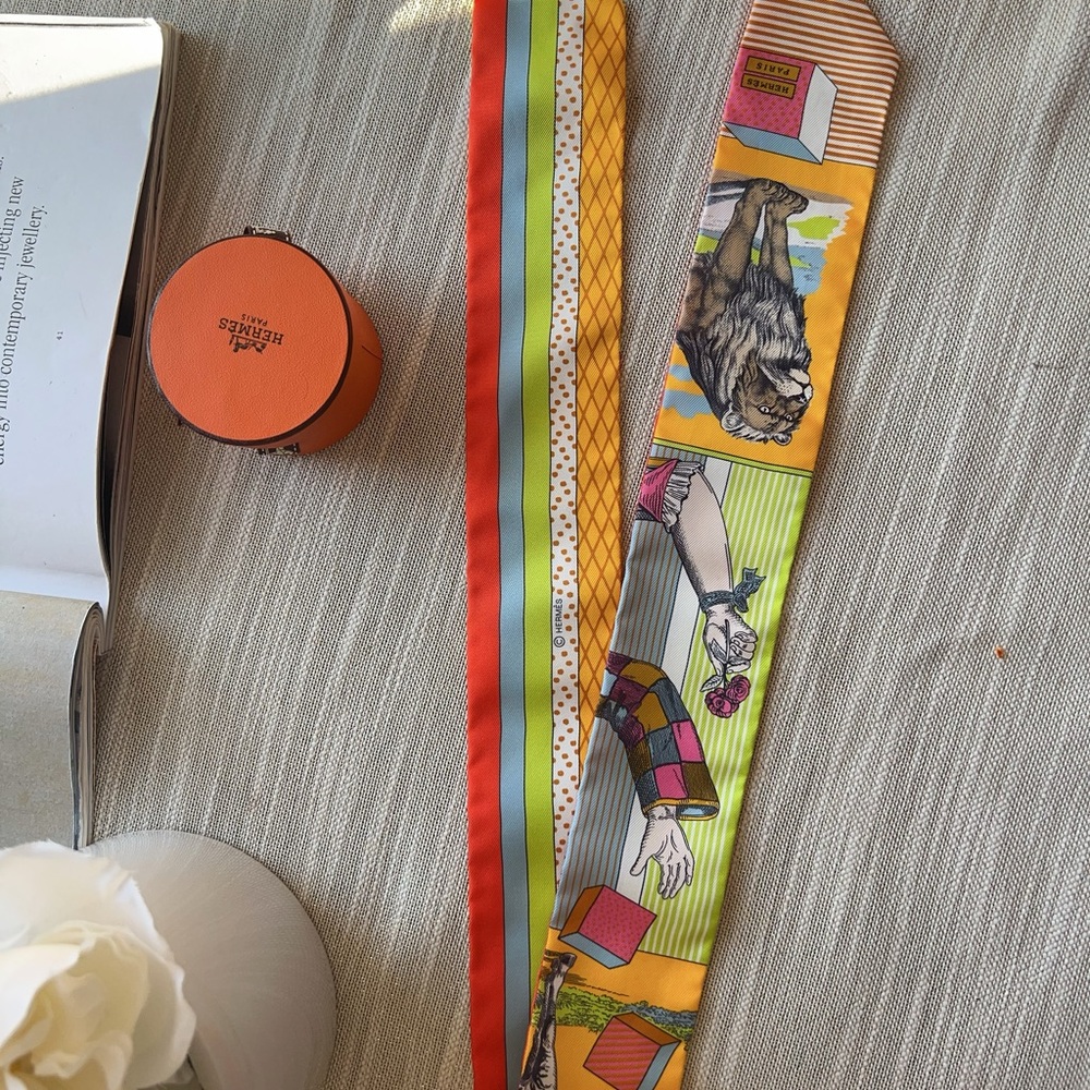 Hermes Silk Grand Theatre Nouveau Soleil Vert Fluo Multicolor Twilly - Picture 2 of 3